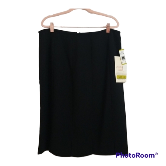 Suit Studio Black skirt, NWT, size 14